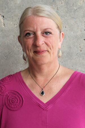 Das Portrait der Migrationsbeauftragten Wiebke Wilken. Sie trägt ein pinkes Shirt.